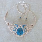 Collana in micro-macramé color sabbia con medaglione in apatite naturale