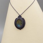 Collana in micro-macramé grigio scuro con una splendida labradorite