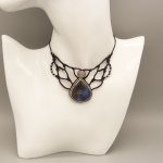 Collana in micro-macramé nero con labradorite incastonata