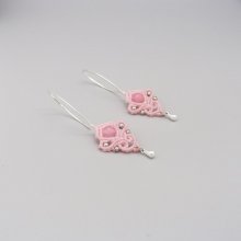 Orecchini in micro macramè rosa con perle di pietra preziosa rosa