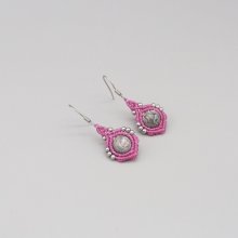Orecchini in micro-macramé rosa confetto con perle di diaspro a foglia d'argento