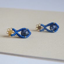 Paire de boucles d'oreilles  en micro-macramé bleu roi