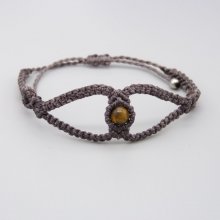 Bracciale in micro-macramé viola con tre perle di occhio di tigre