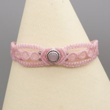 Bracciale in micro-macramé rosa con pietra di quarzo rosa