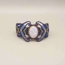 Bracciale in micro-macramè blu notte con agata a nastro incastonata in metallo dorato