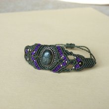 Bracciale in micro-macramé verde con pietra incastonata in metallo