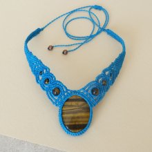 Collana blu turchese in micro-macramè con pietra naturale cabochon, occhio di tigre 