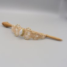 pic à cheveux avec ornement en micro-macramé