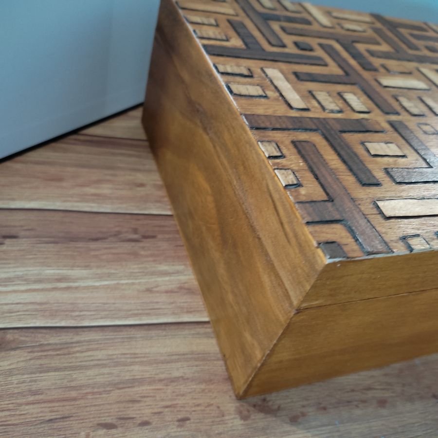 Scatola in legno, decorazione artigianale, intarsio di impiallacciatura di legno, rilievi pirografati, motivo geometrico.  Scatola di grandi dimensioni per vari contenitori, decorazione interna.