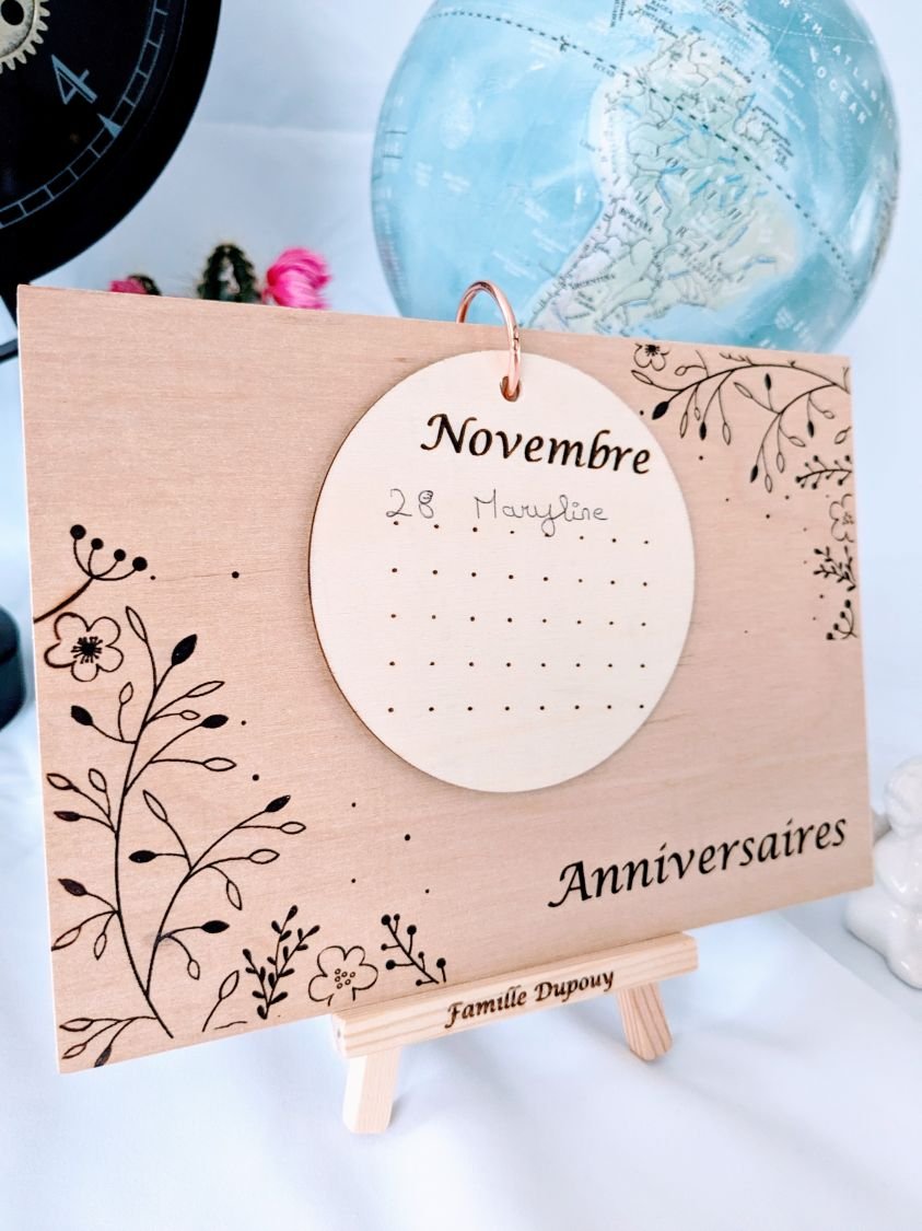 Calendrier des anniversaires en bois gravé, sur chevalet bois