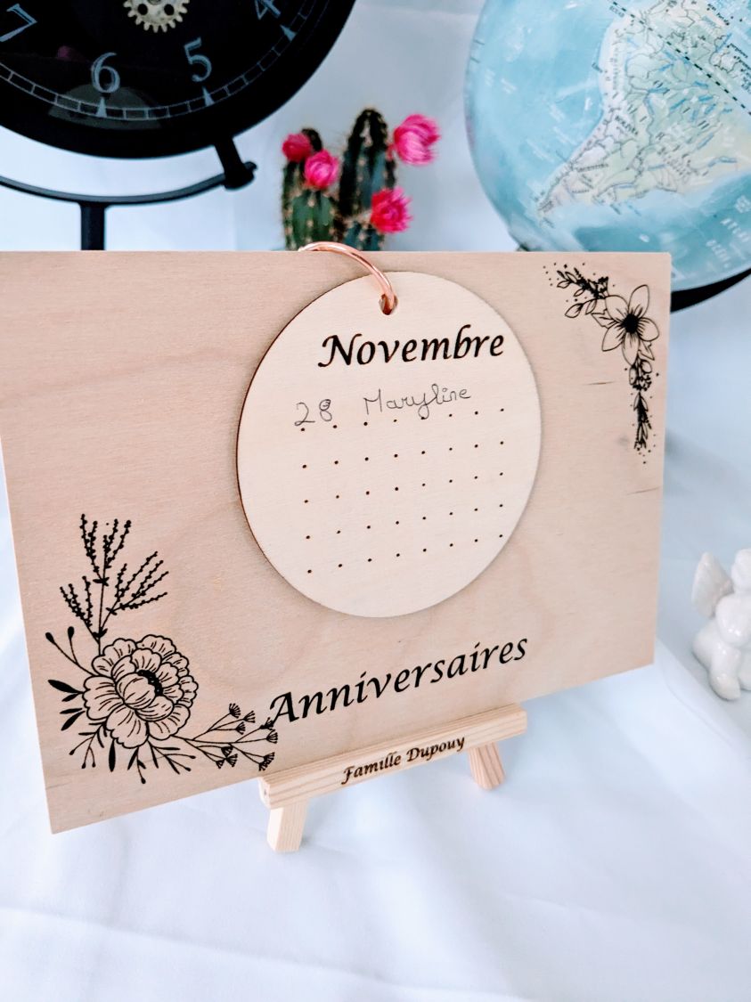 Calendrier des anniversaires en bois gravé, sur chevalet bois