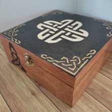 Scatola di legno intarsiata con impiallacciatura di legno e rilievi pirografati di ispirazione "celtica".