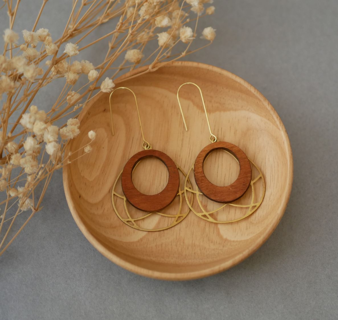 Orecchini ad ala in legno di ciliegio su traforo ovale in ottone dorato