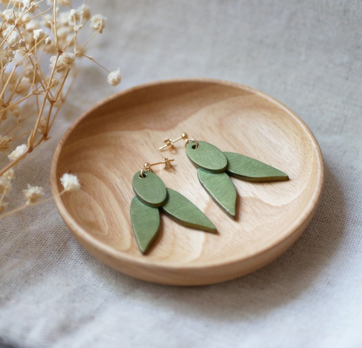 Orecchini di legno Cicale verde brillante