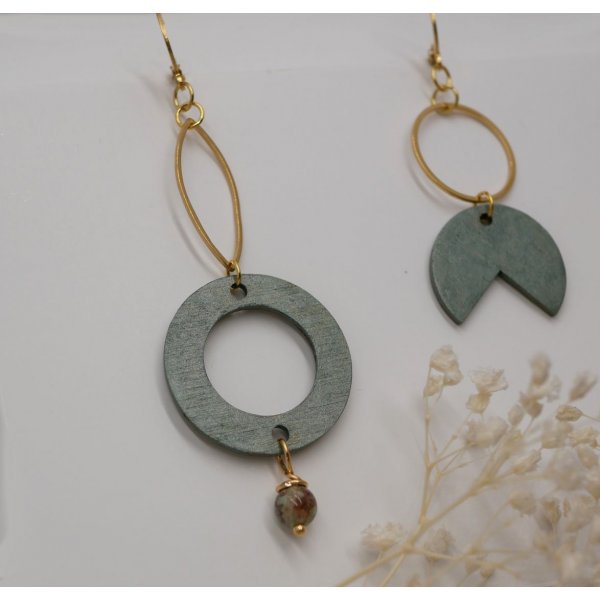 Orecchini geometrici asimmetrici in legno e ottone dorato