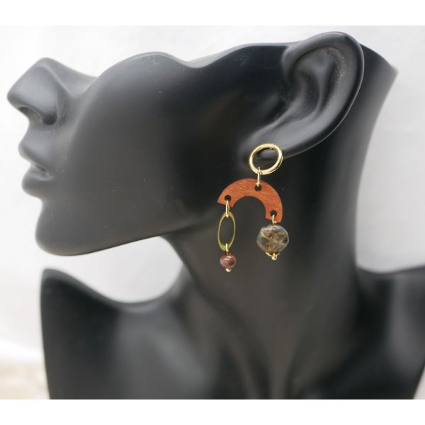 Orecchini in legno, pietre preziose e ottone placcato oro