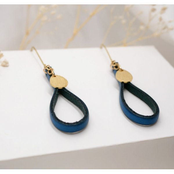 Orecchini in pelle blu con nappina dorata