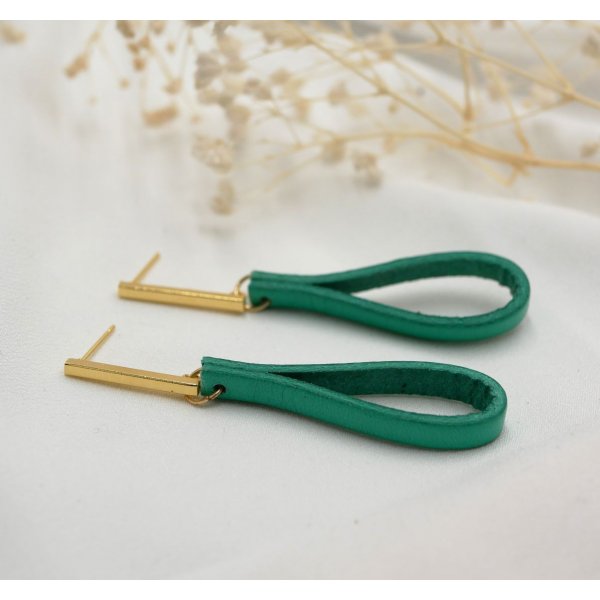 Orecchini in pelle di giada con lunghe borchie rettangolari dorate