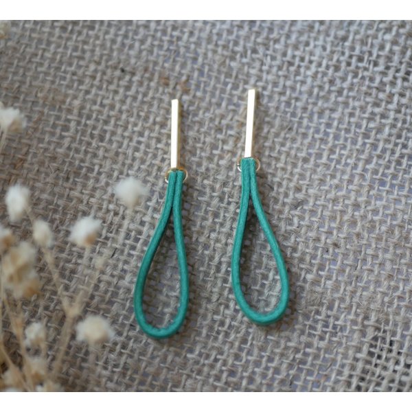 Orecchini in pelle di giada con lunghe borchie rettangolari dorate