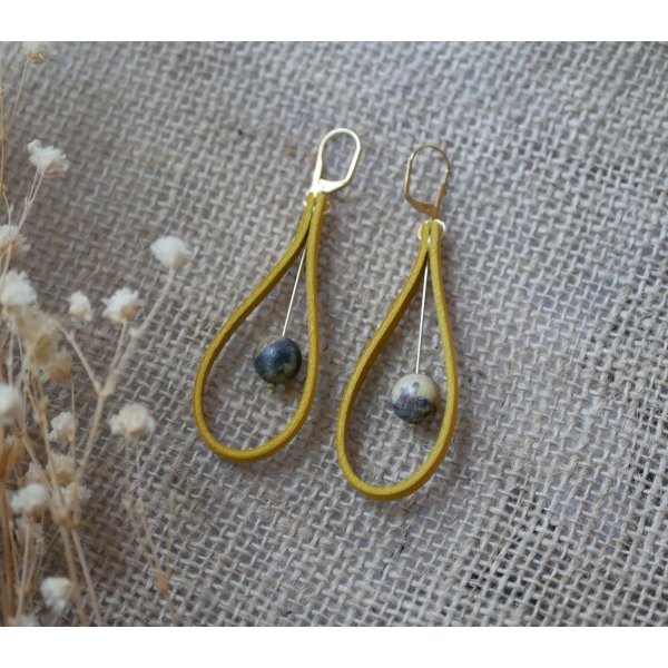 Orecchini in pelle giallo senape e pietre preziose 