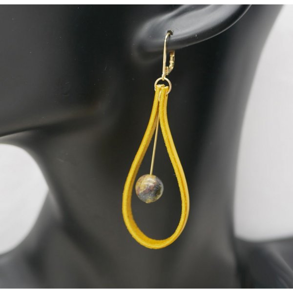 Orecchini in pelle giallo senape e pietre preziose 