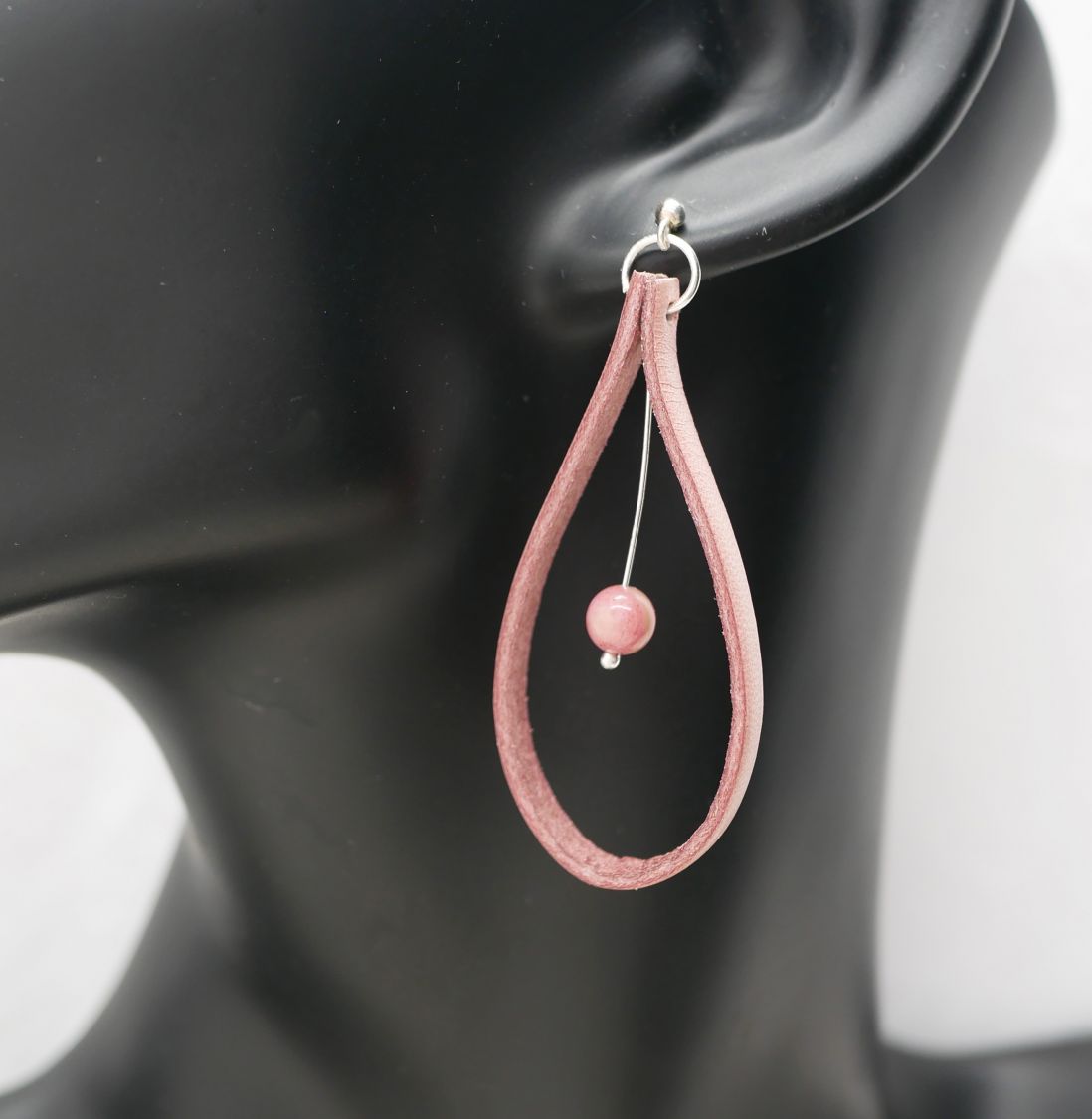 Orecchini in pelle rosa antico su perni in argento 925 