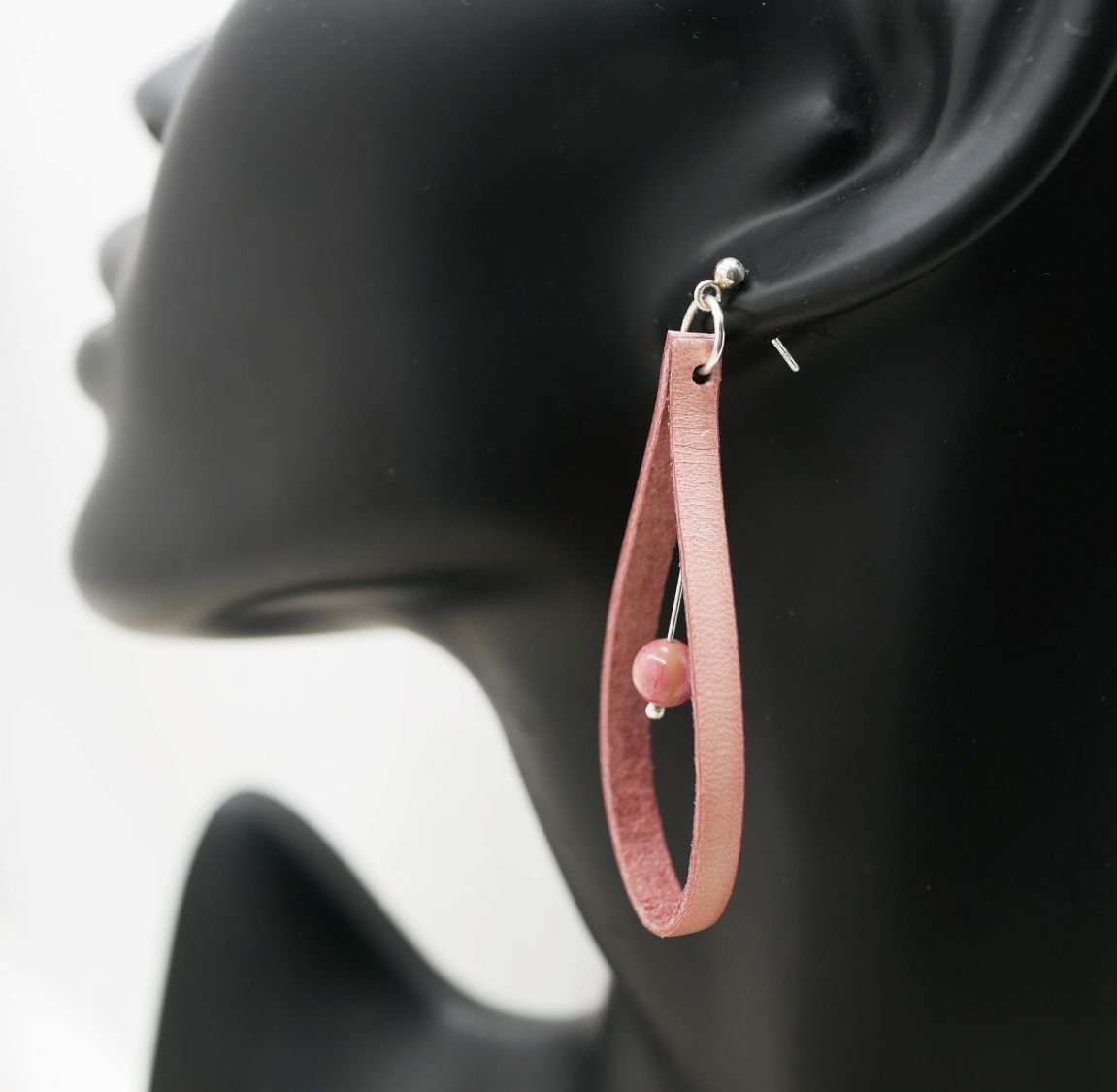 Orecchini in pelle rosa antico su perni in argento 925 