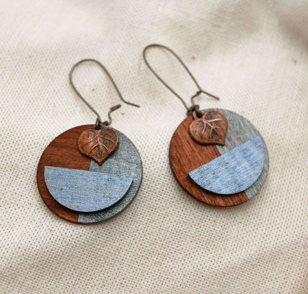 Boucles d'oreilles graphique en bois et feuille cuivrée