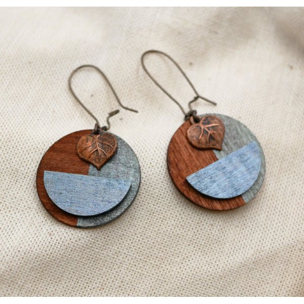 Boucles d'oreilles graphique en bois et feuille cuivr&eacute;e