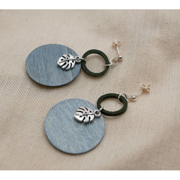 Orecchini grafici con foglie di monstera grigie e verdi