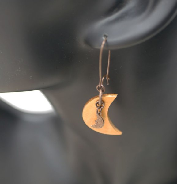 Orecchini a luna in legno con ciondoli in ottone