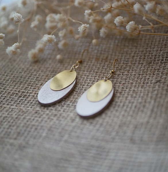 Boucles d'oreilles ovales en bois blanc et sequins dor&eacute;s