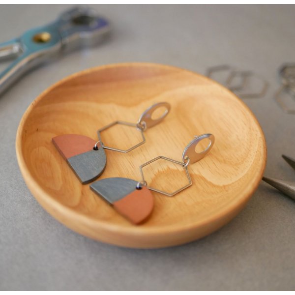 Orecchini pendenti geometrici grigi e marroni