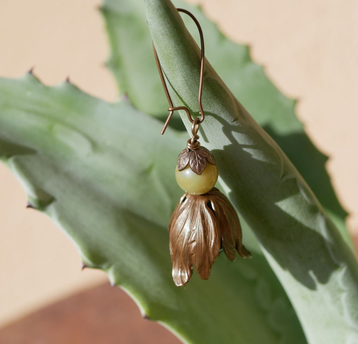 Orecchini a petali grandi in ottone naturale e perle di pietra preziosa 