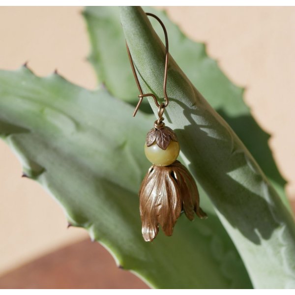 Orecchini a petali grandi in ottone naturale e perle di pietra preziosa 