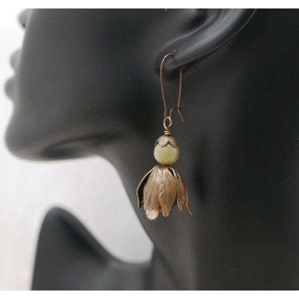 Orecchini a petali grandi in ottone naturale e perle di pietra preziosa 