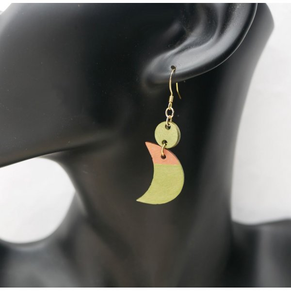Orecchini pendenti in legno con luna verde metallizzata e marrone