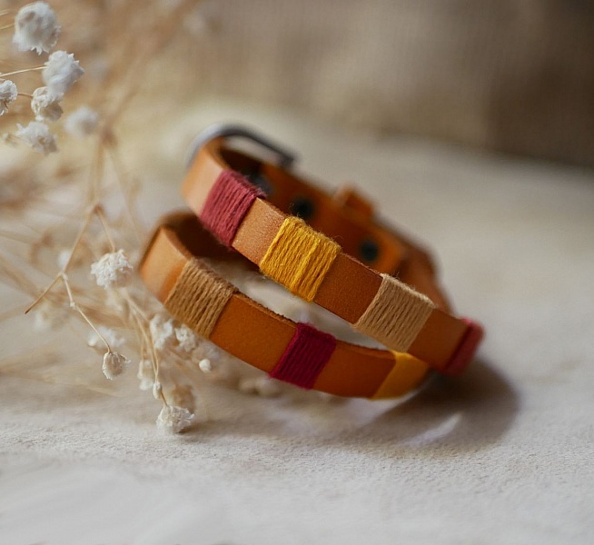 Bracelet en cuir double tour style boh&egrave;me tiss&eacute; de fils de coton tons oranges rouges