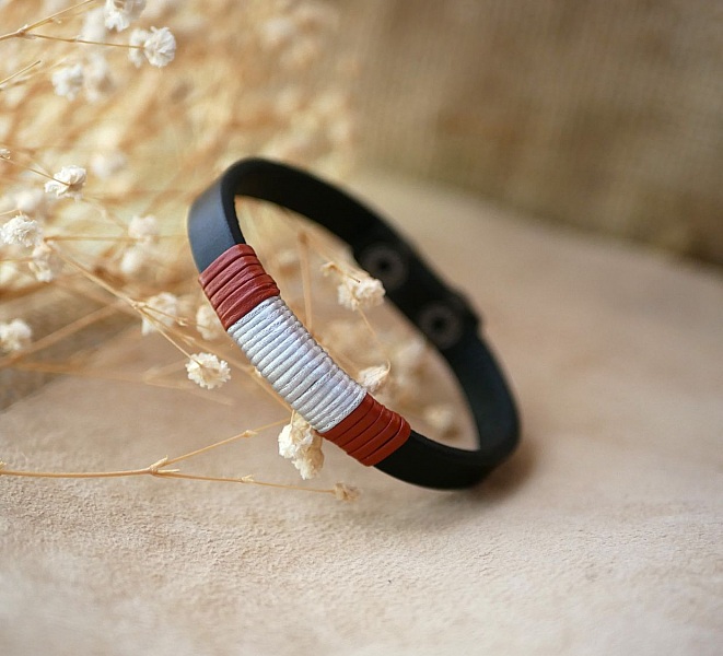 Bracelet en cuir noir tiss&eacute; bicolore en coton argent&eacute; et cuir fin rouge brique