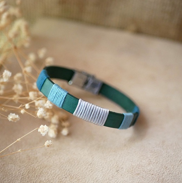 Bracelet en cuir vert tiss&eacute; de fils bleu et argent