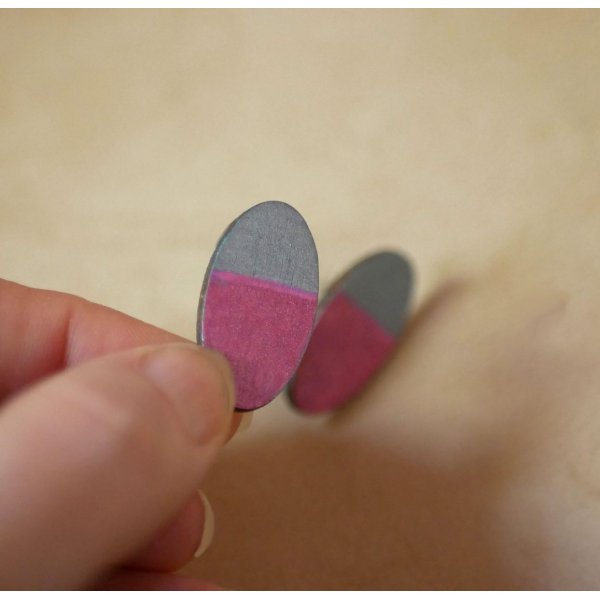 Orecchini ovali in legno dipinti con effetto metallico fucsia e grigio