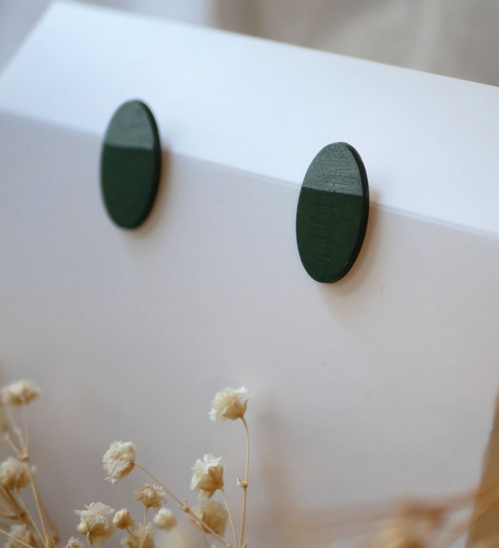 Orecchini ovali in legno dipinti con effetto metallico duo verde e grigio