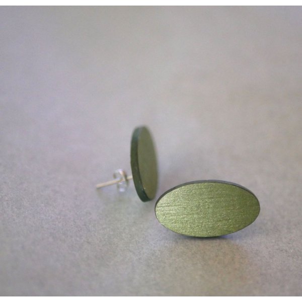Orecchini ovali in legno dipinti in un duo di verdi con effetto metallico