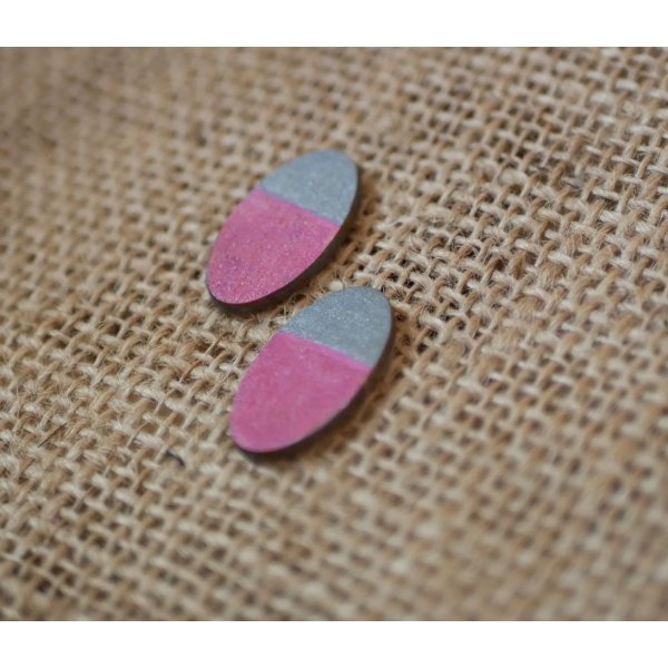 Orecchini ovali in legno dipinti con effetto metallico fucsia e grigio