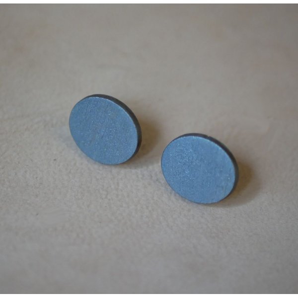 Orecchini ovali in legno verniciato grigio con effetto metallizzato