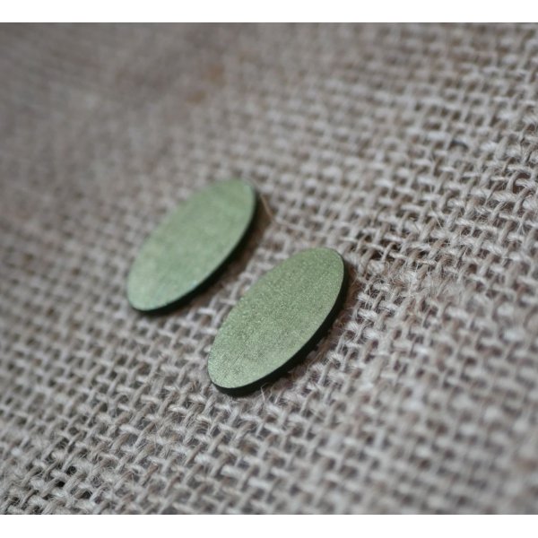 Orecchini ovali in legno dipinti in un duo di verdi con effetto metallico