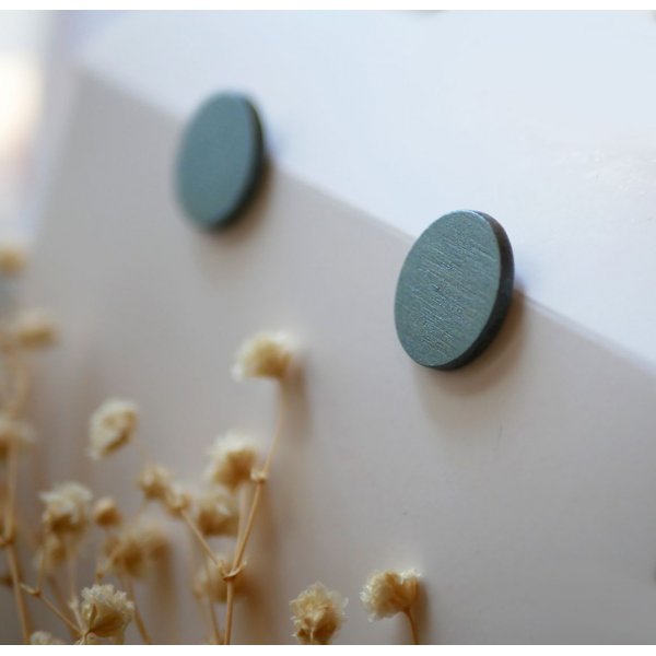 Orecchini ovali in legno verniciato grigio con effetto metallizzato