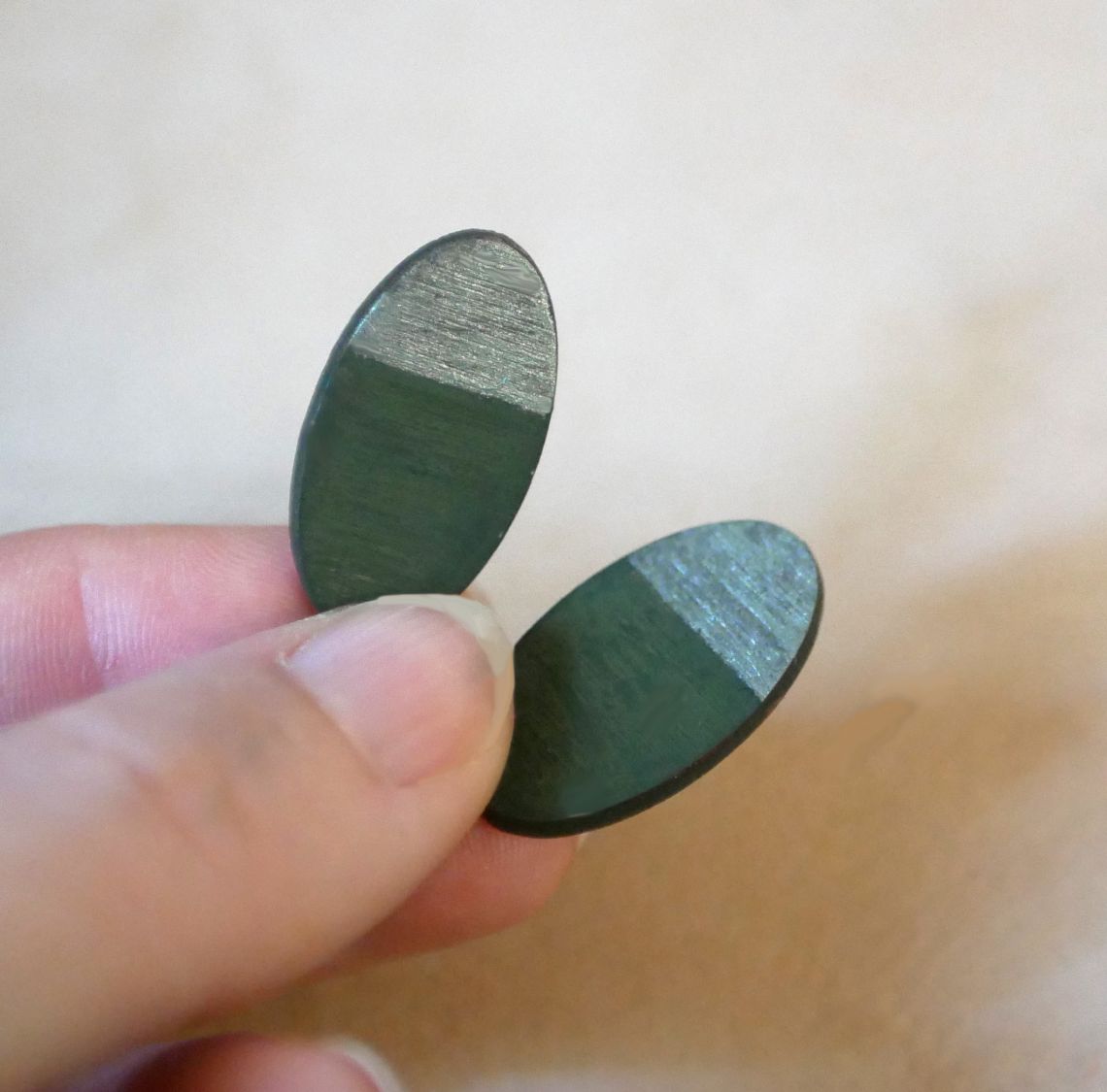 Orecchini ovali in legno dipinti con effetto metallico duo verde e grigio
