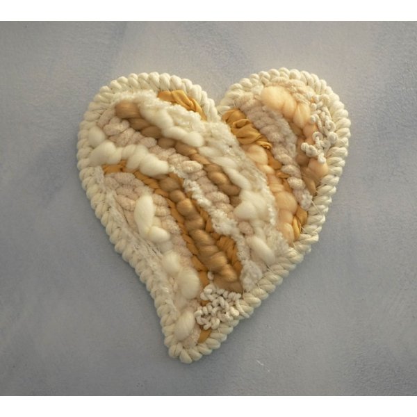D&eacute;coration coeur en tissage de laines blanches et beiges