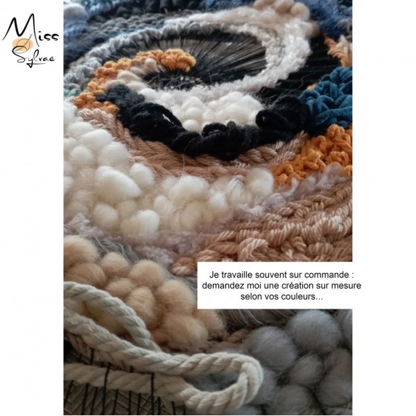 Petit tissage mural rond de laines et coton tons blanc beige